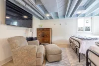 Lakefront Cottage with Hot Tub & Beach Access - Boutique