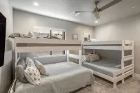 Zion Village Getaway - Pickleball & Pool & Hot Tub l Family Friendly l Sleeps 12 - balcony