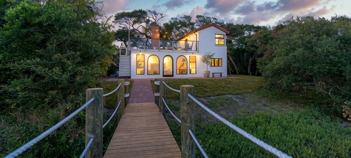 Marsh front villa on an acre. Private Dock + hot tub, steps from the beach Hotels in St. Johns County