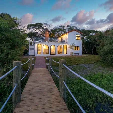 Marsh front villa on an acre. Private Dock + hot tub, steps from the beach