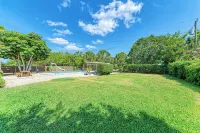 PARADISE RETREAT A 3/2 PET FRIENDLY POOL HOUSE - Private Pool