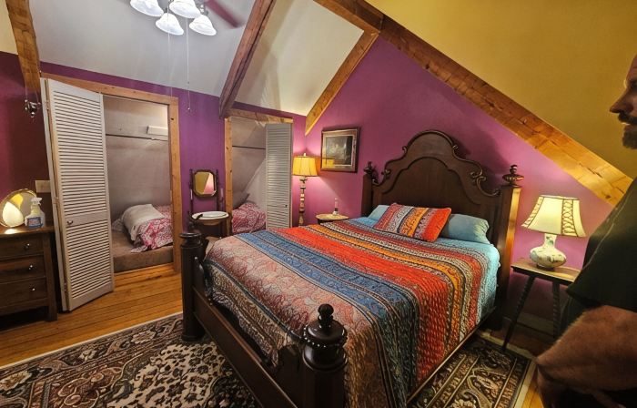 Nature Lovers Paradise- Rustic Cabin on 2 Acres with a Creek!