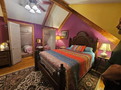 Nature Lovers Paradise- Rustic Cabin on 2 Acres with a Creek! - Wifi