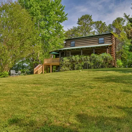 Classic Log Cabin 15 minutes to downtown Asheville-fire pit, pond, fireplace