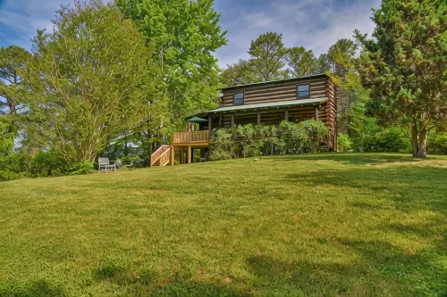 Classic Log Cabin 15 minutes to downtown Asheville-fire pit, pond, fireplace