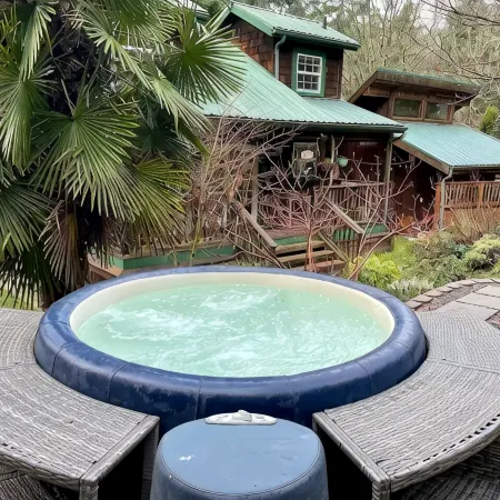 The Woodpecker Cabin on Guemes Island with Hot Tub!