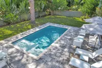Heated pool, 2 miles from Beach! Updated home: BBQ, large backyard, comfy beds - Villas
