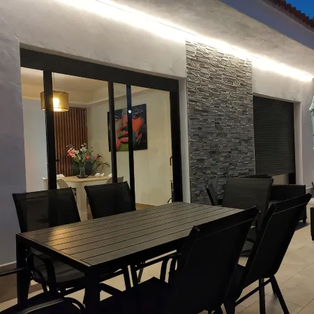 Independent villa with private pool, 5 min from the beach!