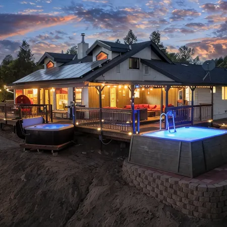 A cabin look house with Dome Room/Spa/Pool/View/Play Set/Game Room/FamilyFun