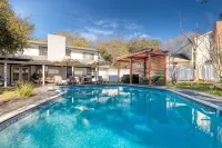 Modern Oasis! Pool, Mini-Golf, Game Room, Theatre! - مسبح خاص