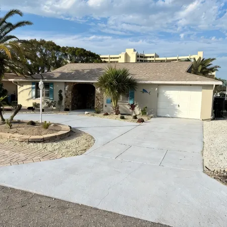 Charming 3-bedroom house with AC WiFi in Hudson on canal and Gulf of Mexico view