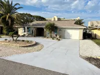 Charming 3-bedroom house with AC WiFi in Hudson on canal and Gulf of Mexico view