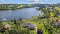 Executive Waterfront Home - con encanto