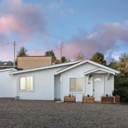The Flipper: 2BR Coastal Cottage Walk to Depoe Bay, Hot Tub & Arcade & Fire Pit