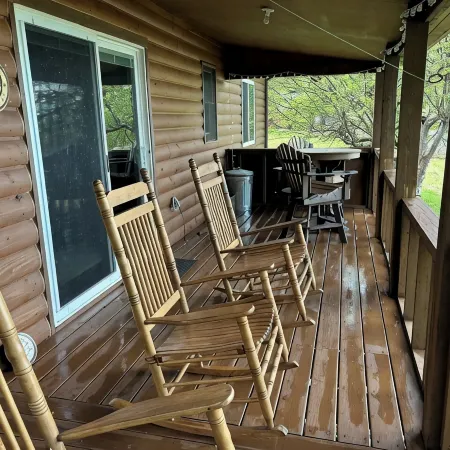 A peaceful tiny cabin with sweeping views of the mountains.