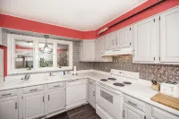 Two blocks from Downtown Brevard! Beautiful home with game area! - 4つ星