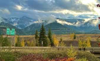 Bright Condo With Views & Easy Access to CDA River.  Minutes From Gondola!