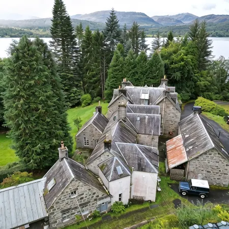 Cozy cottage from 1840 on the beautiful Loch Rannoch in Scotland