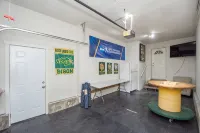 Amazing 2 Bedroom 1 Bathroom Upper Level Home