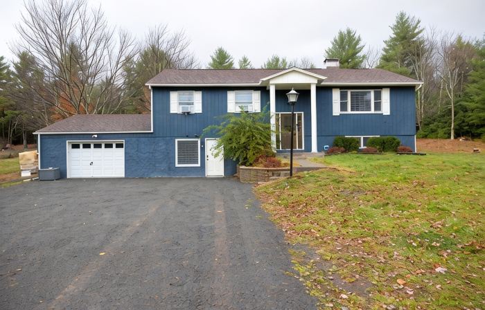 (New Listing) Beautiful mountain home on private road