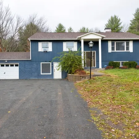 (New Listing) Beautiful mountain home on private road