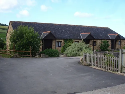 Delightful country cottage. Stunning views.  A few minutes walk to Seatown beach - 4 stjerner