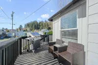 Modern craftsman home close to all Garibaldi has to offer. Dog Friendly! - Wifi