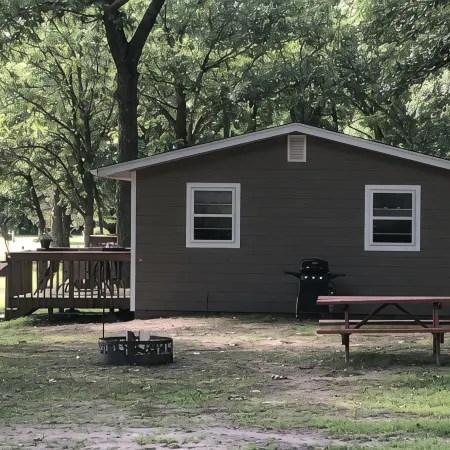 Cozy Up North cabin on beautiful Lake Waukenabo