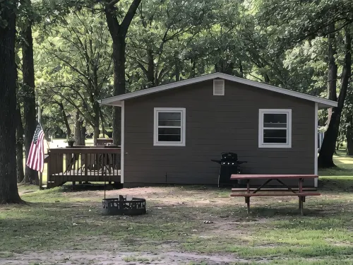 Cozy Up North cabin on beautiful Lake Waukenabo