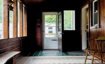 Charming Yet Wild Cozy Retro Cabin Hot Tub, Sunroom, Fire Pit & Trout! Hiking!