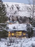 Lucky Star Cabin, A Mountain Modern Winthrop home on the Methow Trails system!