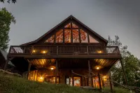 Cabin on Lake Keowee just minutes from Clemson, lake front property with firepit - Feriehus