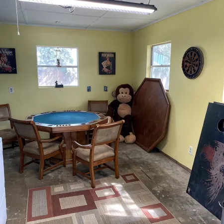 Tony's Coastal Cottage: Dog Friendly & Lrg. Privacy Fenced Backyard!! Quiet Area
