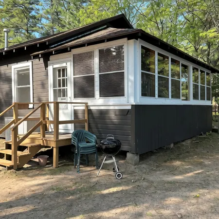Charming Cedar Lakeside Cottage at Elbert's Resort