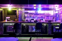 R Nite Star Inn and Suites -Home of the Cowboys & Rangers - bar