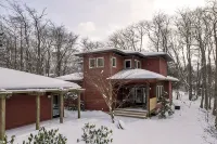 NEW Artistic Modern Cottage/SCREENED Porch/Fire Pit/ Giant Theater/Game RM