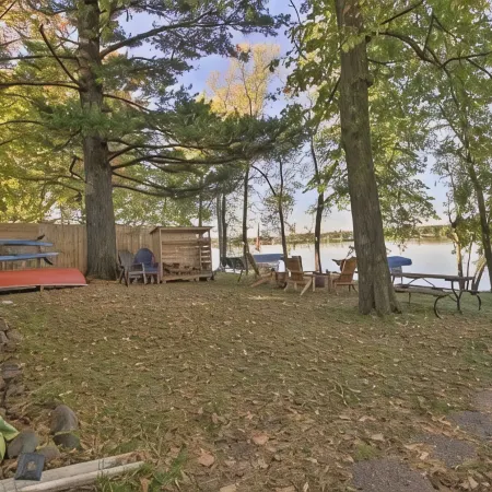 Escape to Our Cozy Lakeside Cabin-Great Sunset Views-1 Hour from Cities