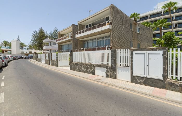 Apartment in Maspalomas 30 m away to the beach with views & private parking.