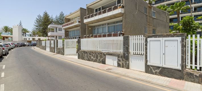 Apartment in Maspalomas with spacious garden, 30 m to the beach. Private garage Hoteles en Meloneras