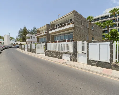 Apartment in Maspalomas with spacious garden, 30 m to the beach. Private garage Hotels in Meloneras