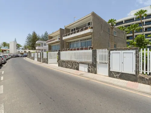 Apartment in Maspalomas with spacious garden, 30 m to the beach. Private garage
