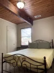 The Cedar Shack near Lake Conroe - Homestays