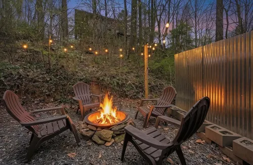 The Not SO “Tiny” Couple’s Cabin. 5 Minutes to Downtown with Hot Tub & Fire Pit