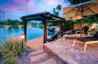 Lake Front Paradise, Pool and Hot Tub-Bubbly - โฮมสเตย์