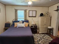 Charming 2-bedroom cottage near Bedford, screened  porch deck & private setting - Country Houses