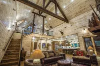 Deer Hollow Lodge: 4 Master Suites, Pool Table, Hot Tub & Fire Pit - Lodges