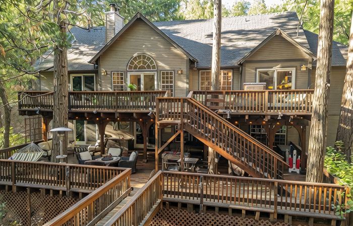 Large 2 Story Home; Walk 2Lake, Enclosed Backyd w Running Stream; Dog Friendly!