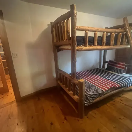 Cozy 3-bedroom cabin off the grid in the Smokey mountains with WiFi, AC