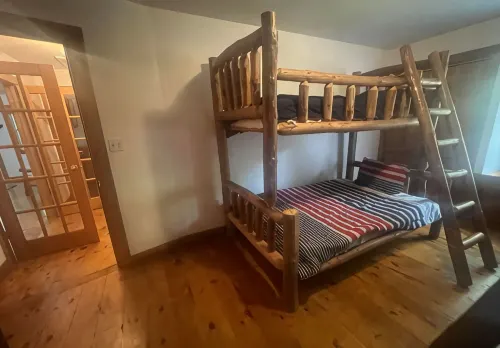 Cozy 3-bedroom cabin off the grid in the Smokey mountains with WiFi, AC