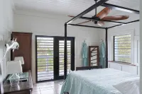 Verandah-style Living Overlooking Coral Bay